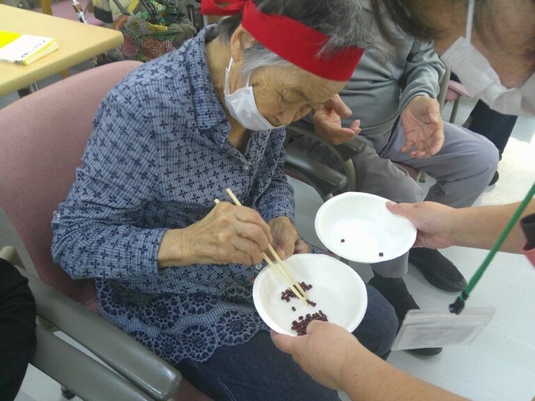 入居者が箸を使った食事体験やレク活動に参加している様子